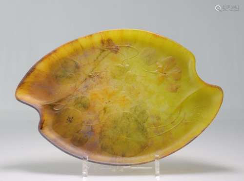 AMALRIC WALTER coupe en pâte de verre décor d'étang aux fleu...