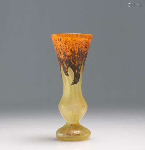 LE VERRE FRANCAIS. Vase en verre multicouche à décor de feui...