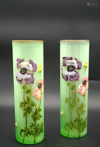 Deux VASES cylindriques en verre émaillé peint de pavots ros...