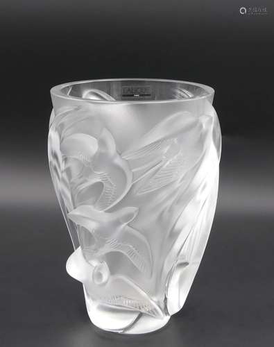 * LALIQUE VASE modèle Martinets en verre pressé moulé. Tirag...