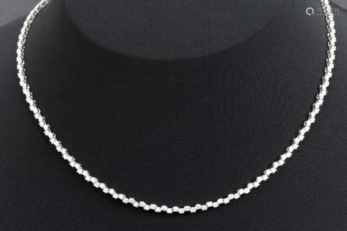 Fraai en elegant collier in witgoud (18 karaat) bezet met 3,...