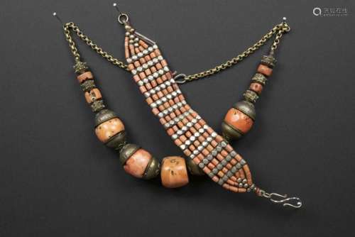 Lot etnische juwelen in zilver en koraal : een bracelet met ...
