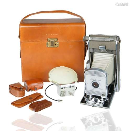 A VINTAGE POLAROID LAND CAMERA 700 WITH ORIGINAL LEATHER CAS...