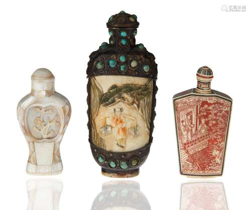 A GROUP OF THREE CARVED SNUFF BOTTLES