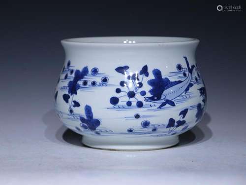 CHINESE BLUE-AND-WHITE BRUSH WASHER DEPICTING 'FISH'...