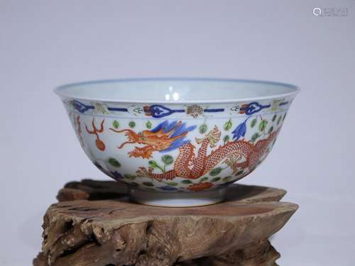 CHINESE BLUE-AND-WHITE FAMILLE-VERTE BOWL DEPICTING 'DRA...