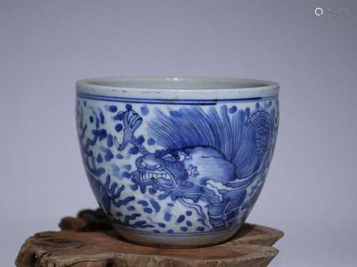 CHINESE BLUE-AND-WHITE CROCK DEPICTING 'DRAGON'