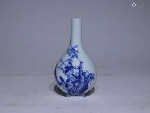 CHINESE BLUE-AND-WHITE PEAR-FORM VASE 'BIRD', 'W...