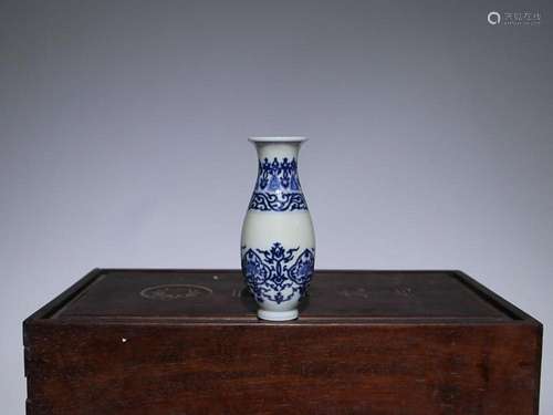 CHINESE BLUE-AND-WHITE VASE, 'QING QIANLONG' MARK