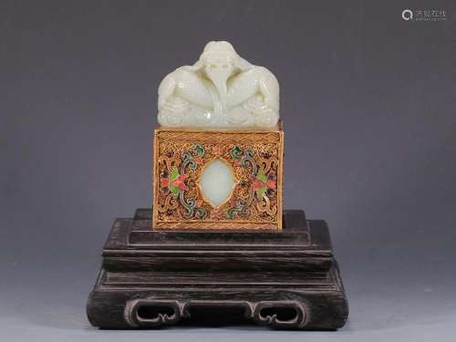 CHINESE GILT-SILVER-EMBELLISHED HETIAN JADE SEAL WITH 'D...