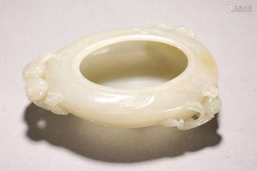 CHINESE HETIAN JADE BRUSH WASHER WITH CARVED 'POMEGRANAT...
