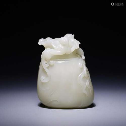 CHINESE HETIAN JADE VASE WITH CARVED 'DRAGON'