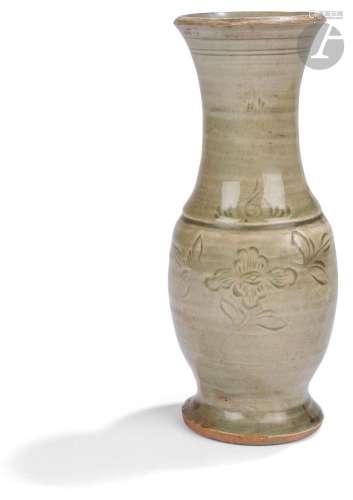 Vase balustre en porcelaine émaillée céladon, Chine, époque ...