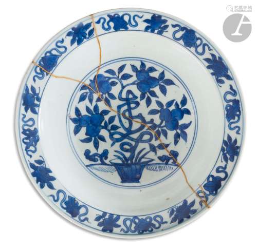 Plat creux en porcelaine bleu et blanc à décor de pêches et ...