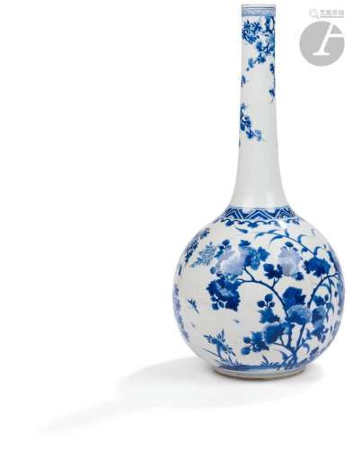 Grand vase bouteille en porcelaine à décor bleu et blanc sou...