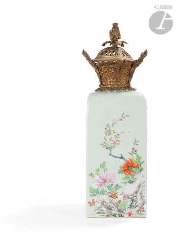 Vase quadrangulaire en porcelaine de Chine à décor de fleurs...