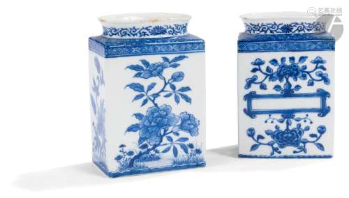 Paire de petits flacons en porcelaine bleu et blanc dite « p...