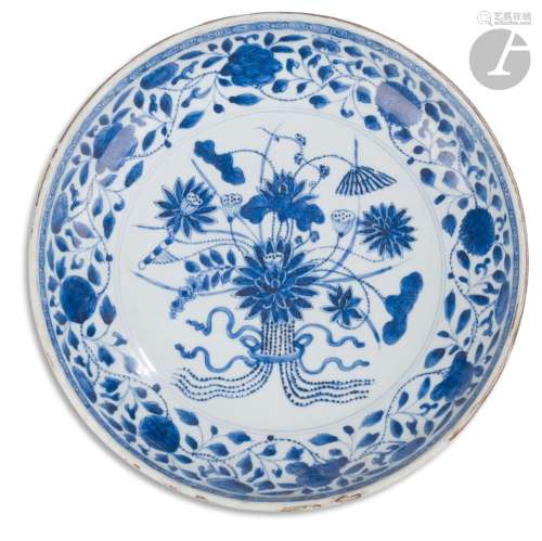 Plat en porcelaine bleu et blanc dit « bouquet de lotus », d...