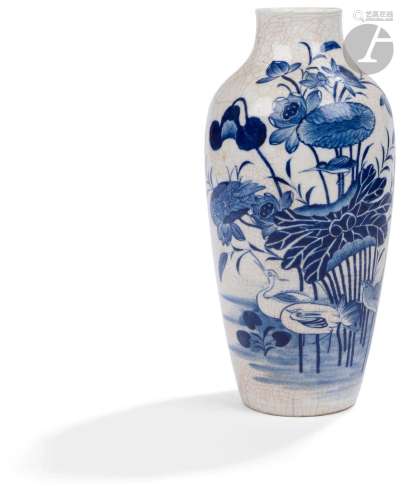 Vase de forme balustre en porcelaine bleu et blanc dite « pâ...