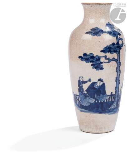 Vase de forme balustre en porcelaine bleu et blanc dite « pâ...