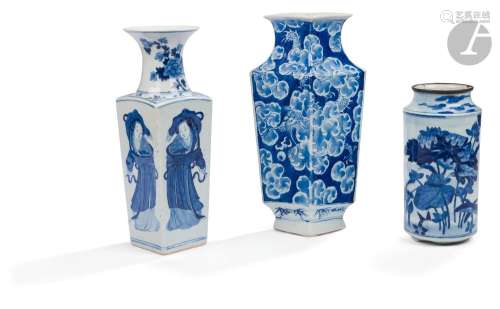 Trois vases en porcelaine bleu et blanc, Chine, XIXe siècle-...