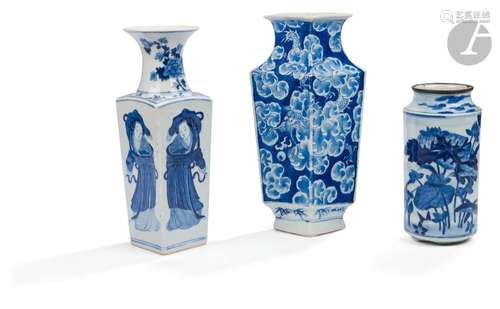 Trois vases en porcelaine bleu et blanc, Chine, XIXe siècle-...