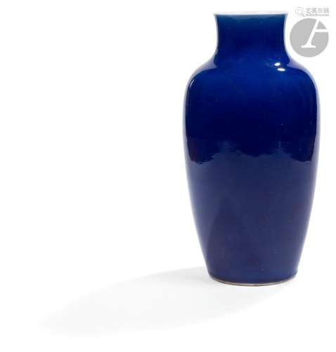 Vase de forme balustre en porcelaine bleu monochrome, Chine,...