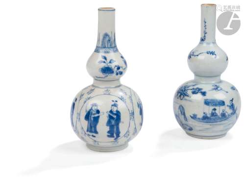 Deux vases de forme double-gourde en porcelaine bleu et blan...