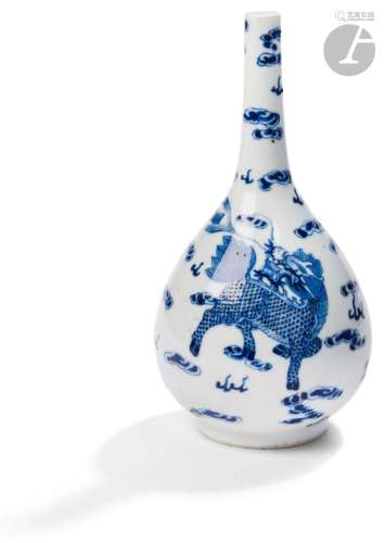 Vase pansu à long col en porcelaine dite bleu de Hué, Chine ...