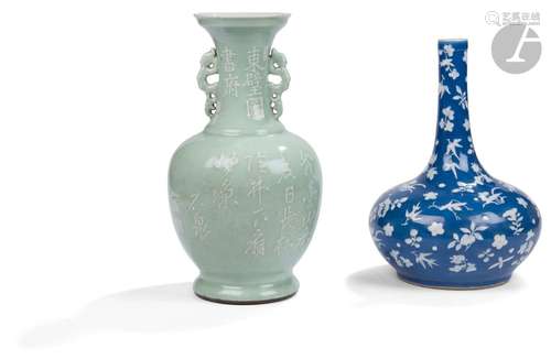 Deux vases en porcelaine, l’un céladon, l’autre émaillé bleu...