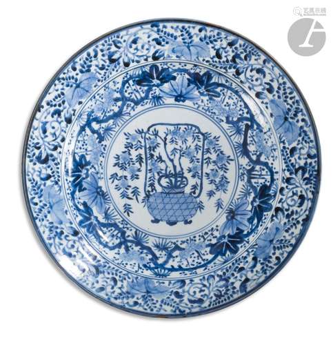 Grand plat en porcelaine à décor bleu et blanc d’un bouquet ...