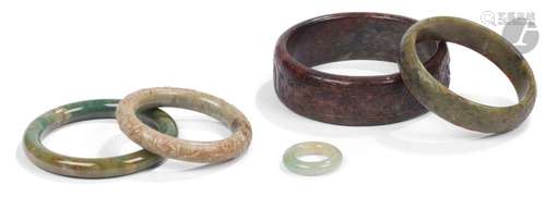 Ensemble comprenant cinq bracelets et un anneau en néphrite ...