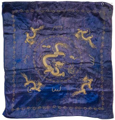 Textile carré en soie bleue brodée de cinq dragons en fils d...