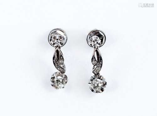 Pendientes largos vintage en oro blanco, con tres cuerpos en...