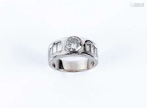 Anillo solitario con un diamante central, talla brillante mo...