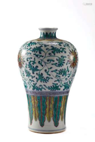 Vase de forme Meiping en porcelaine