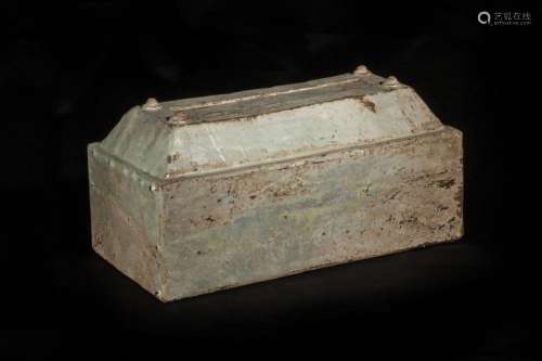 Coffret reliquaire formant modèle de sarcophage en céramique...