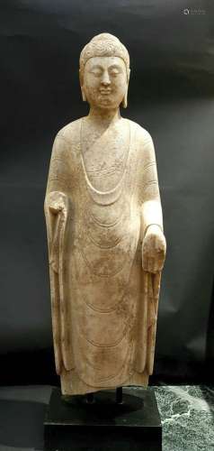 Buddha debout en posture hiératique,