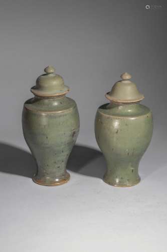 Paire de vase balustre couvert du lonquan en porcelaine