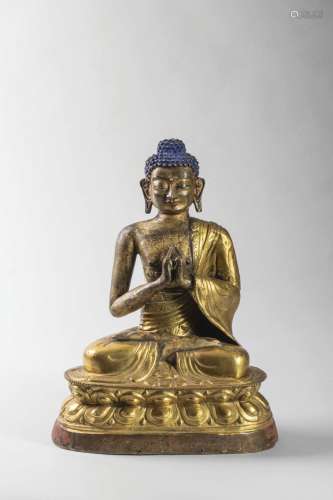 Buddha Amitabha assis en méditation sur un socle lotiforme ,