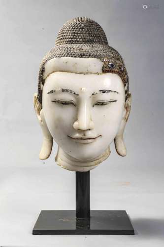 Tête de Buddha à la beauté juvénile et l’expression sereine,