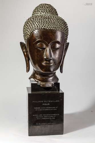 Tête de Buddha à la beauté juvénile,