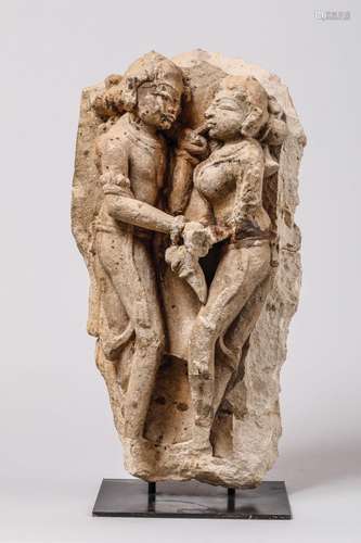 Bas relief illustrant un couple divin.