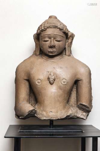 Buste de Tirthankara de la secte des Swetanbaras coiffé de f...