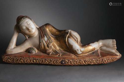 Parinirvâna Buddha allongé la tête reposant sur son bras acc...