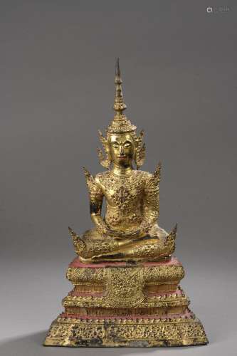 Buddha assis en dhyanasana sur un haut socle d'ou pen un...