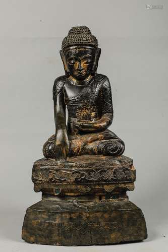 Buddha maravijaya assis en Bumishparsha Mudra sur un haut so...