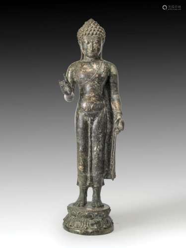 Buddha debout sur un socle lotiforme vêtu de la robe monasti...