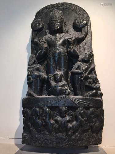 Stèle Surya illustrant le Dieu solaire figuré debout sur son...