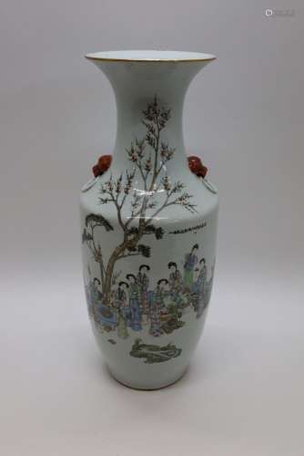 Chinese porseleinen vaas met decor van dames, rechts boven g...